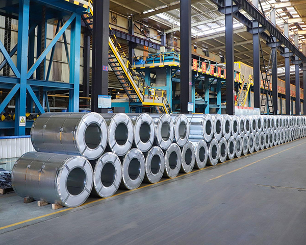 中国钢铁工业协会党组书记、执行会长何文波介绍中国钢铁工业发展情况并提出看法